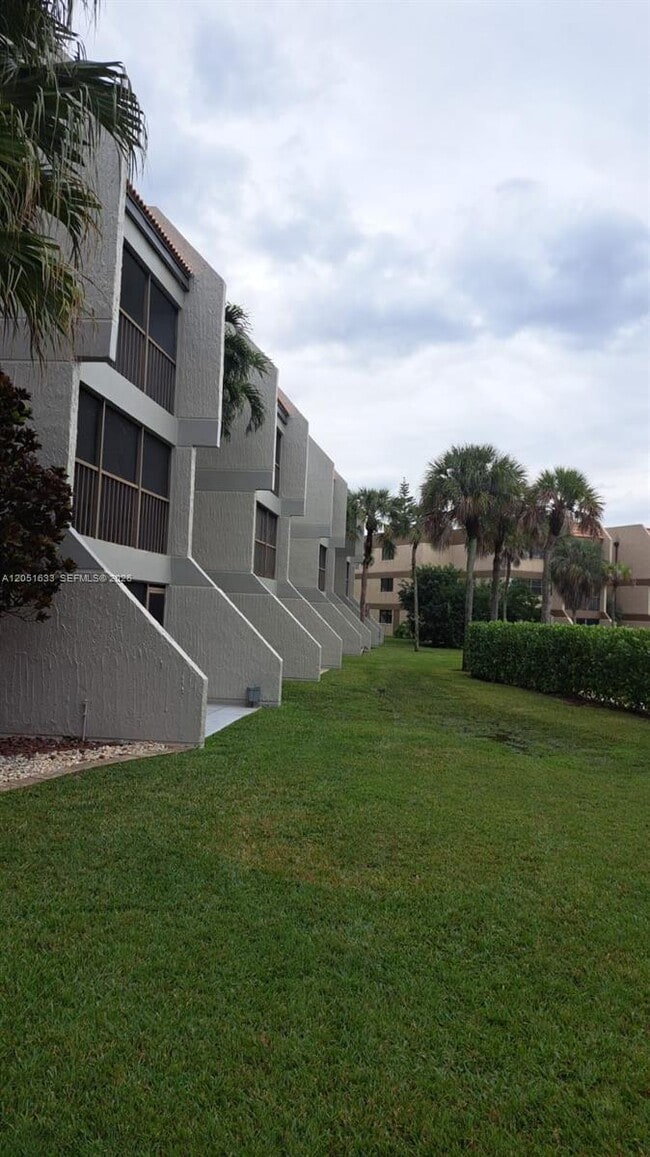 Building Photo - 230 Lakeview Dr