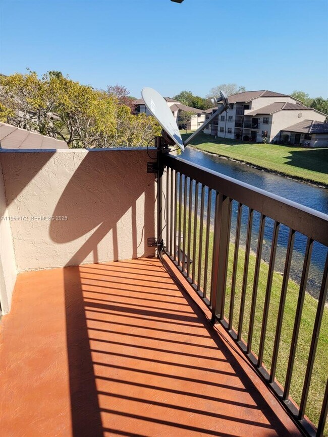 Building Photo - 9972 Nob Hill Pl