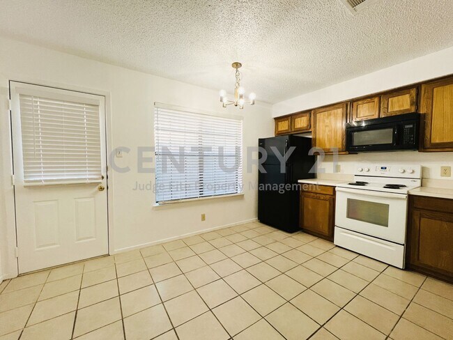Building Photo - 929 W Hickory St
