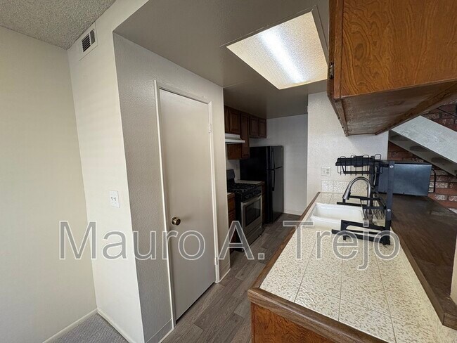 Building Photo - 1150 W Calle De Las Estrellas