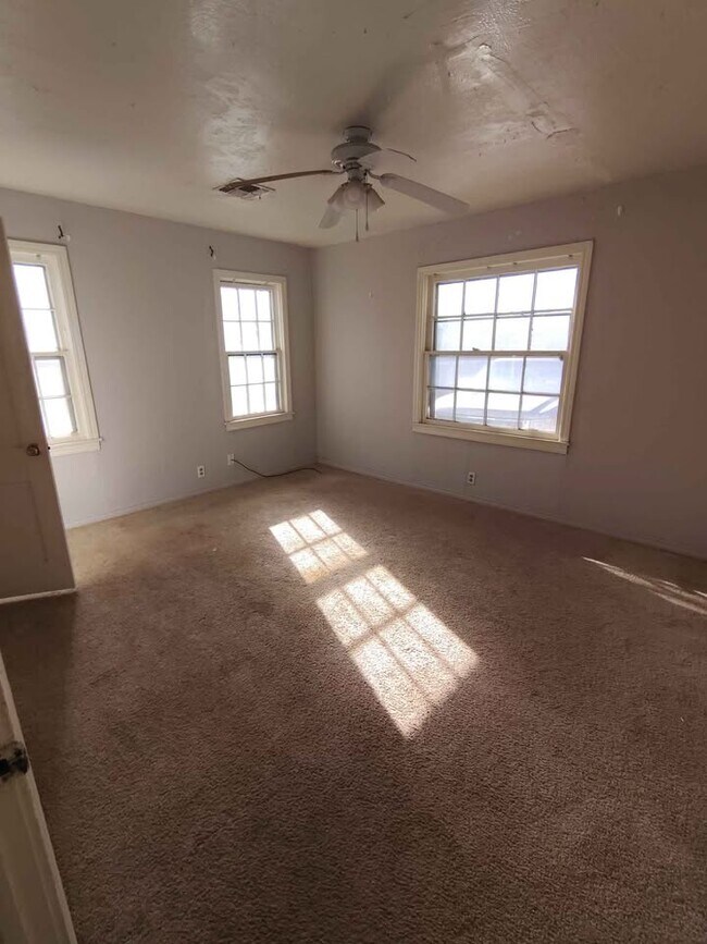 Building Photo - 207 E Chestnut Ave