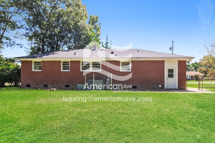 Building Photo - 5421 Meadow Dr