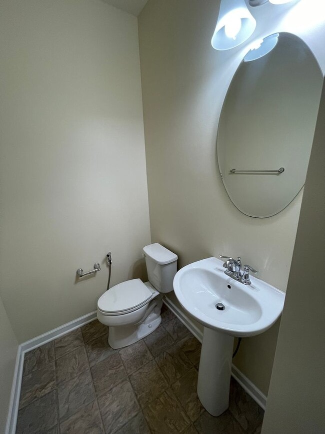 Building Photo - Gorgeous 3 BD/ 2.5 BA Townhouse Available ...