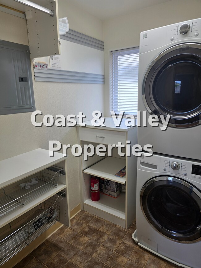 Building Photo - Salinas Home for RENT!!!
