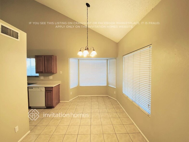 Building Photo - 822 E Gila Ln