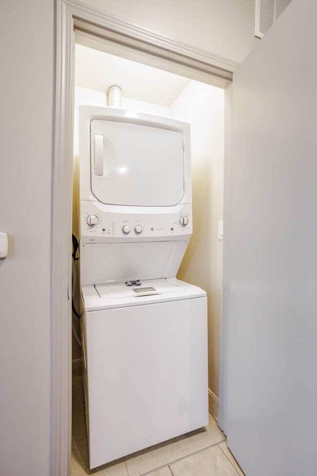 Building Photo - 121 E Freedom Way