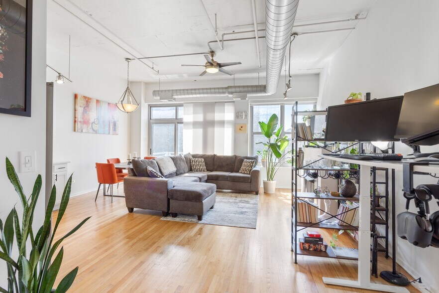 View from the hallway entrance - 933 W Van Buren St