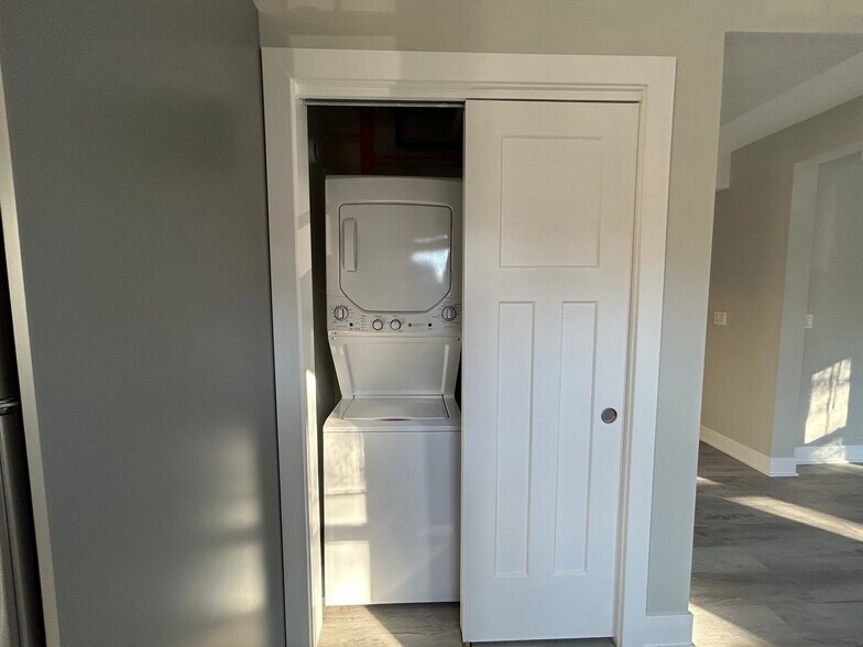 Building Photo - 1131 Oak Ave