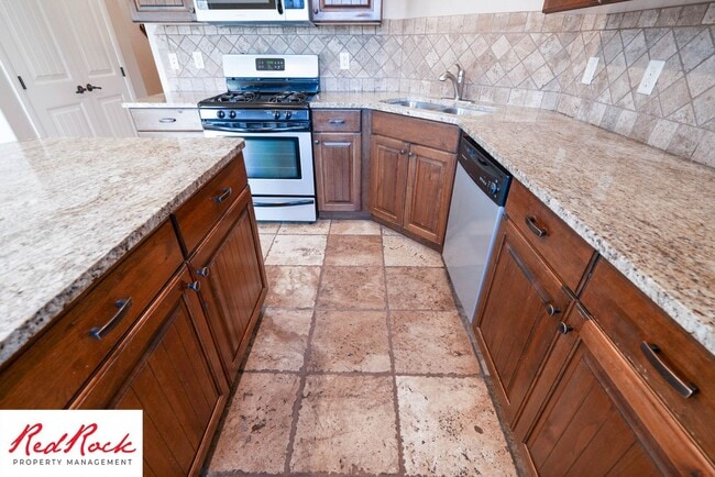 Building Photo - 3 Bedroom Townhome In Southgate Community