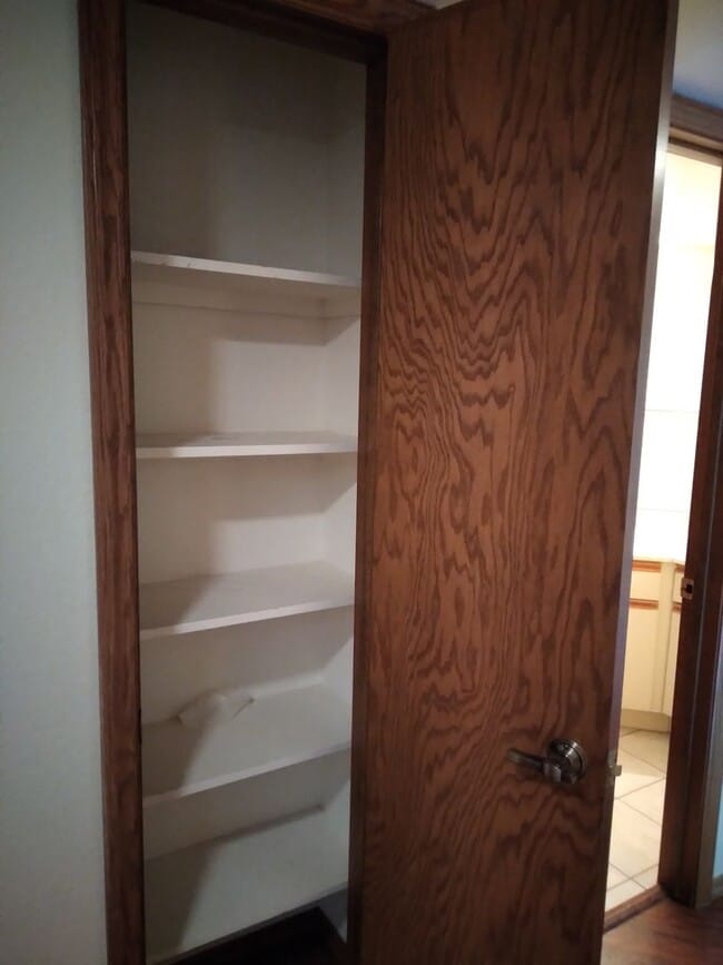 Building Photo - 3 bed / 2 bath Condo Available