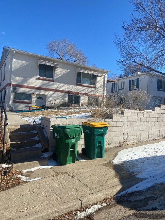 Building Photo - "Charming 2-Bed Duplex Retreat in Englewood – Cozy Living with 966 Sq Ft of Comfort!"