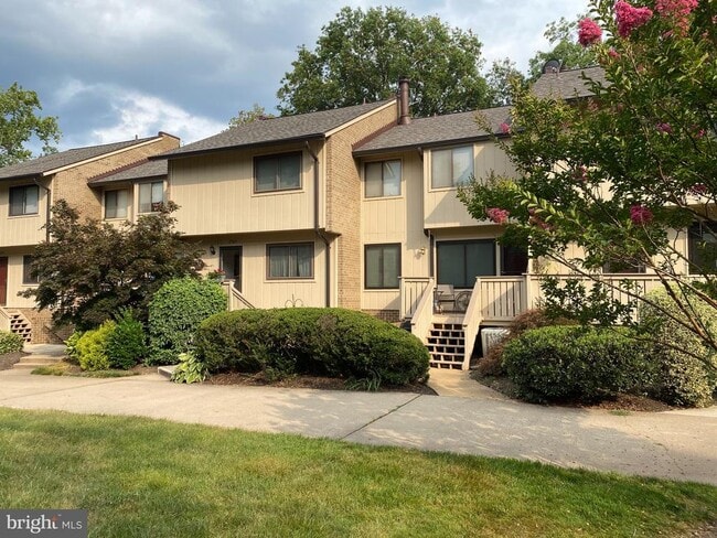 Building Photo - 2562 Glengyle Dr