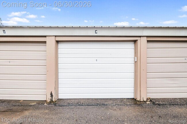 Building Photo - 38887 Country Cir