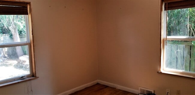 Building Photo - One Block to Lake Washington, Available Aug 1st