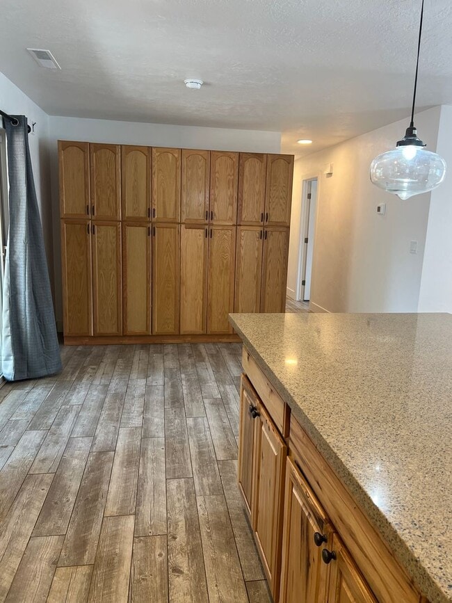 Building Photo - Great 3 bedroom 2 bathroom,  home with a h...