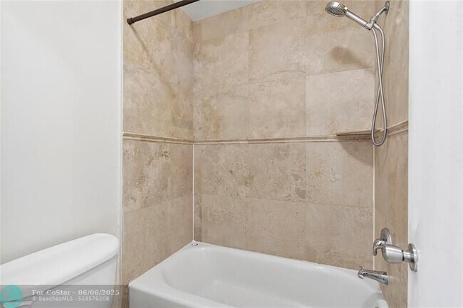 Building Photo - 6211 Bay Club Dr