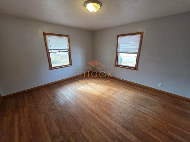 Building Photo - COZY 2 BR HOME NEAR CAMPUS WITH FINISHED B...