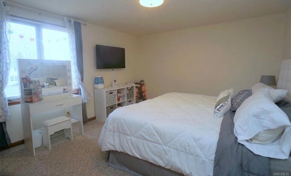 Building Photo - 225 Sunshine Dr