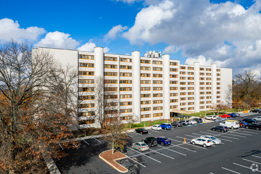 The Racquet Club - The Racquet Club Apartments