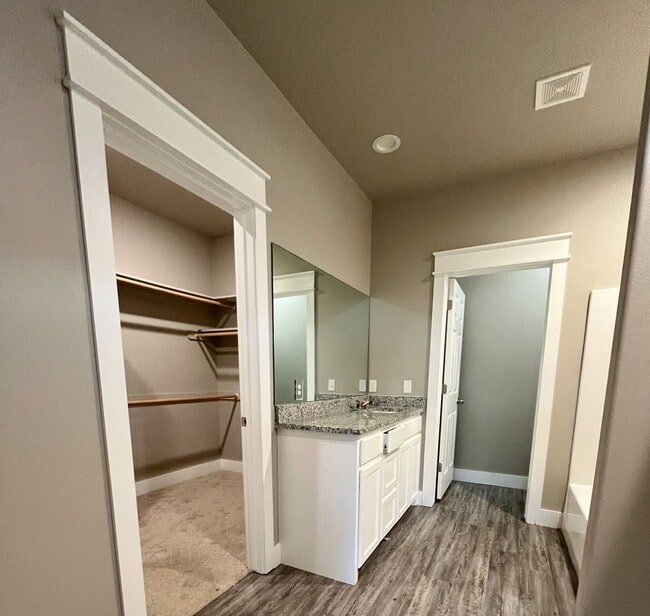 Building Photo - Open floor plan/Paved street/Quiet neighbo...