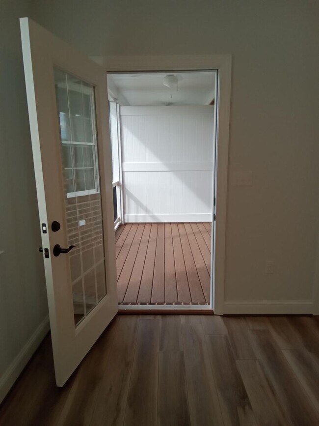 Building Photo - Patio Townhome Located 1 Block from Bedfor...