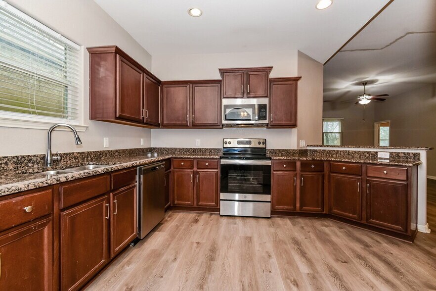 Building Photo - 1613 Mesquite Ln