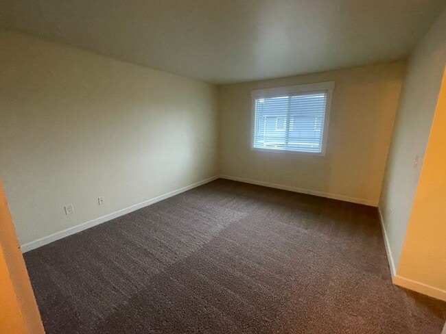 Building Photo - 2 story 3 bedrooms and  2 1/2 bath!