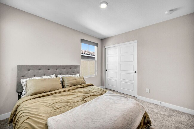 Building Photo - Spacious 5-Bedroom Home with Loft, Pool & Mountain Views