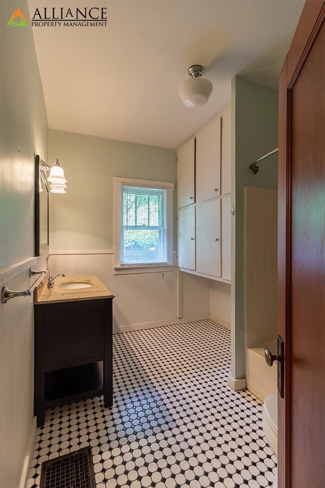 Building Photo - $300 off 1st Month's Rent!! Gorgeous Home!!