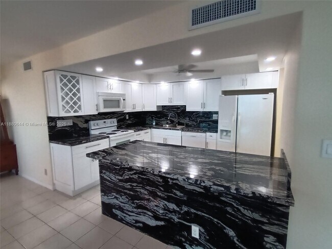 Building Photo - 1410 S Ocean Dr