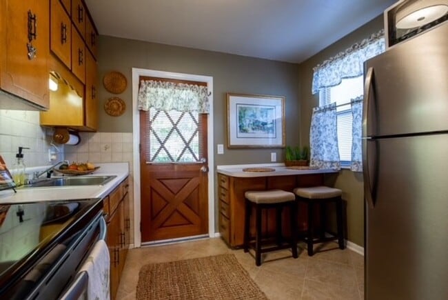 Building Photo - Darling 2B/1B  UNFURNISHED Cottage availab...