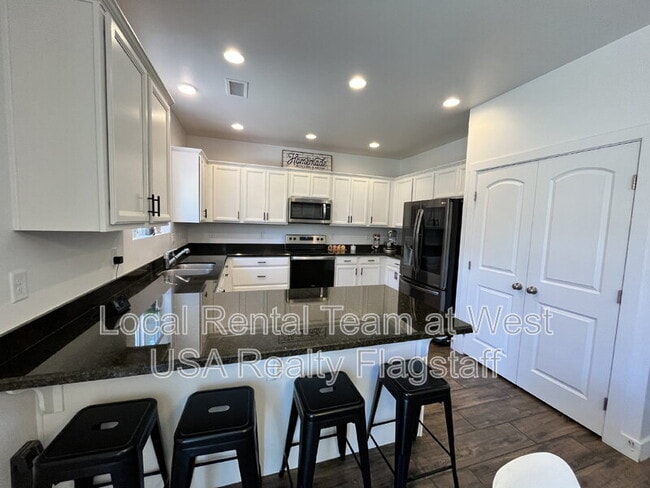 Building Photo - 2705 W Windtree Dr