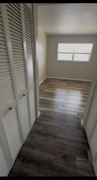 Building Photo - 220 SW 9th Ave