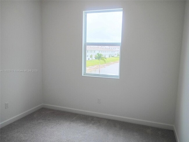 Building Photo - 329 SE Crossoak Ln