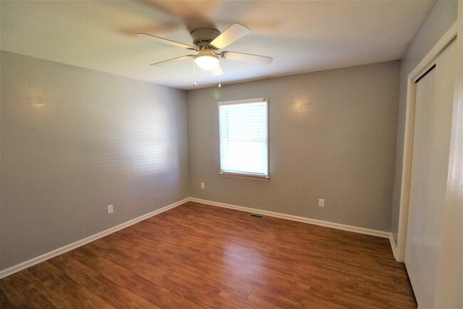 Building Photo - (MOVE-IN SPECIAL!) Renovated 2 Bedroom Tow...