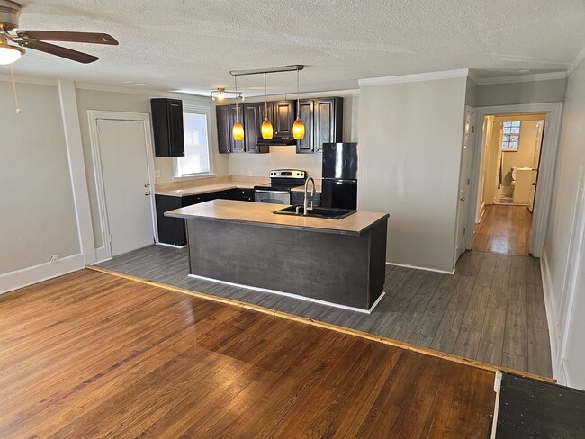 Building Photo - 2 Bedroom 1 bath duplex very close to Colu...