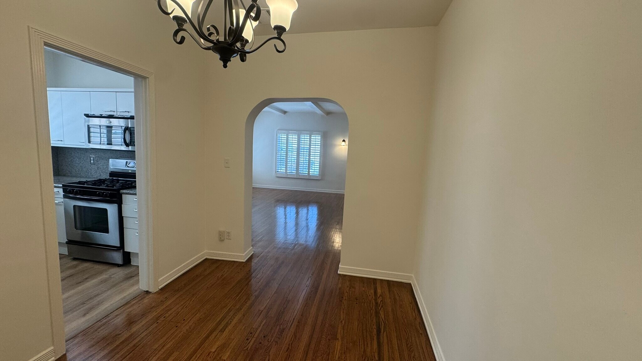 Building Photo - 10816 3/4 Lindbrook Dr