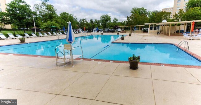 Building Photo - 6621 Wakefield Dr