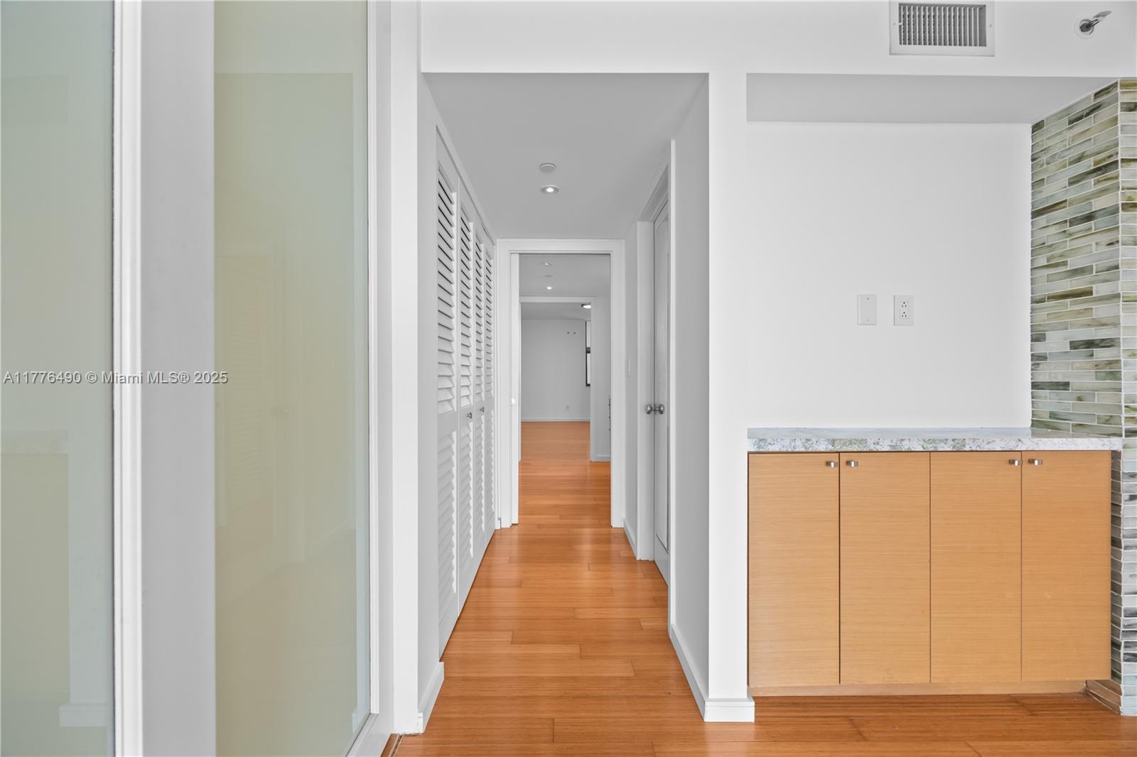 Building Photo - 1632 S Bayshore Ct