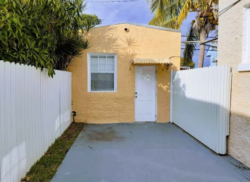 Building Photo - 2235 SW 16th Ter