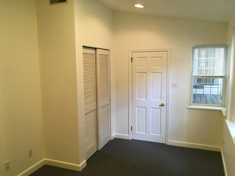 Building Photo - 702 N 2nd St