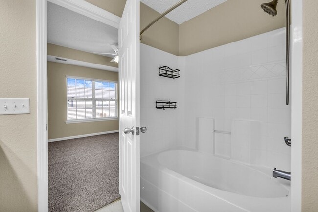 Building Photo - Charming 3-Bed Townhome in Prime Richmond Hill Location!