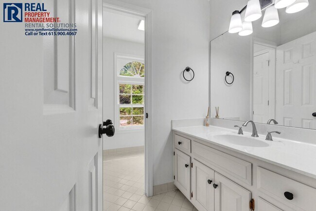 Building Photo - Beautiful Brentwood 3 BD home with attache...