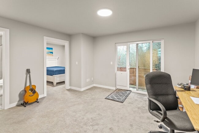 Building Photo - Available 4BR/4BATH Modern Home near Ash C...
