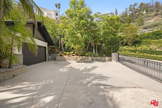 Building Photo - 1561 Clear View Dr