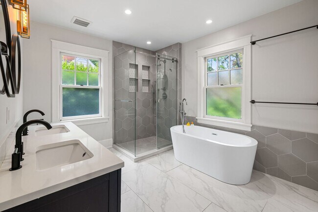 Building Photo - *Beautifully Updated & Spacious 4BD/3.5BA ...