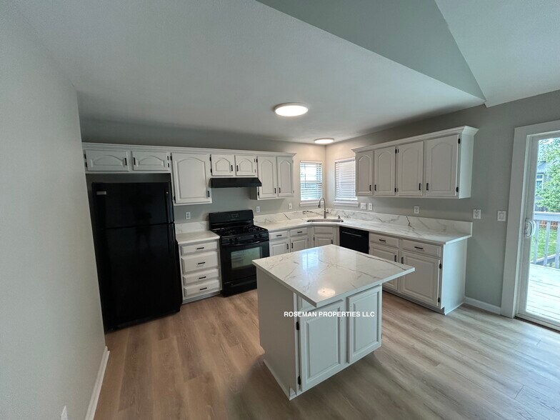 Kitchen - 1045 N Lincoln St