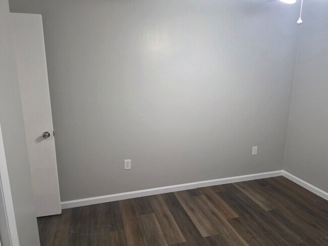 Building Photo - 3 bedroom 2.5 bath townhouse