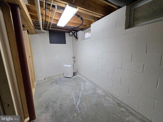 Building Photo - 614 E Pebworth Rd