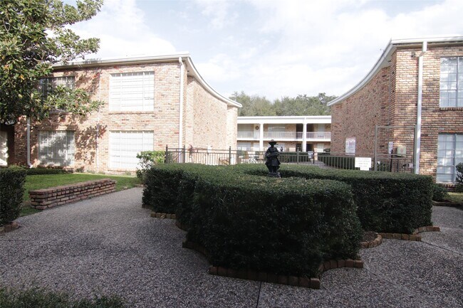 Building Photo - 2101 Fountain View Dr